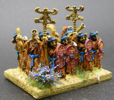 Apple Bearers in Ceremonial Dress
The front ranks are the Command pack of Immortals in Ceremonial dress, with a few archers shoehorned in behind them

